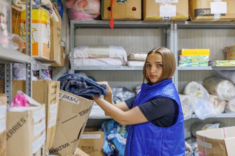 Мирным жителям в зоне конфликта помогли уже 6 000 церковных добровольцев: присоединиться к ним можно, даже не имея специальных навыков