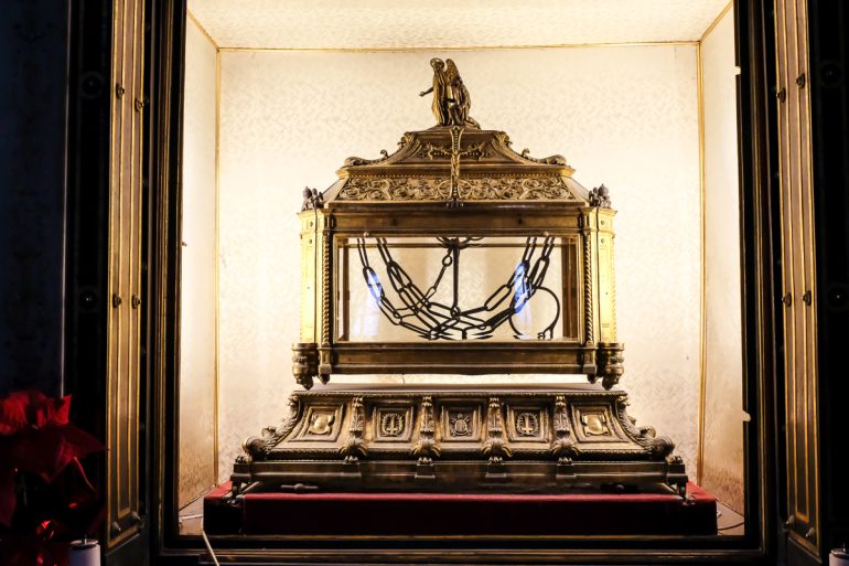 Вериги апостола Петра: откуда взялась эта христианская святыня?