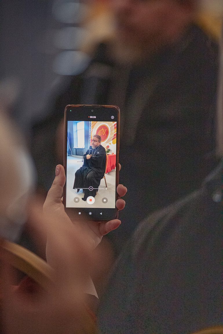 Мы «залипаем» вместо того, чтобы жить. Директор фестиваля «Артос» о синдроме напрасно прожитого дня