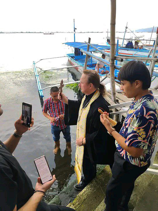 На Крещение Господне на Филиппинах освятили воды вулканического озера