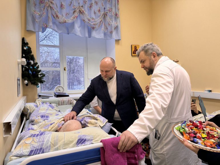 Пациентов церковной больницы навестил и поздравил с Рождеством Христовым зам. министра здравоохранения России Андрей Плутницкий