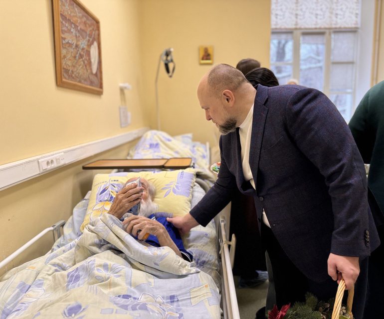 Пациентов церковной больницы навестил и поздравил с Рождеством Христовым зам. министра здравоохранения России Андрей Плутницкий