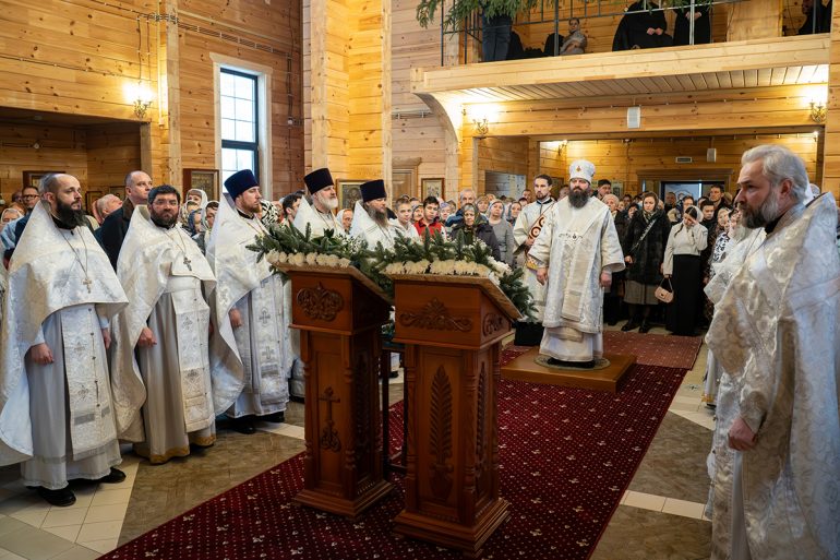 В Нижегородской области освятили храм, благоукрашенный в стиле городецкой росписи