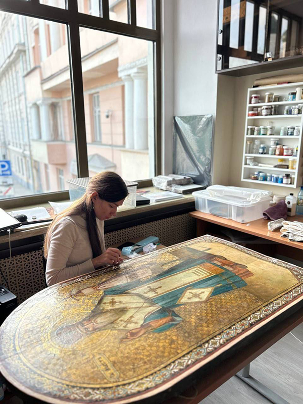 Для столичного храма отреставрировали редкую икону, расстрелянную богоборцами из дробовика