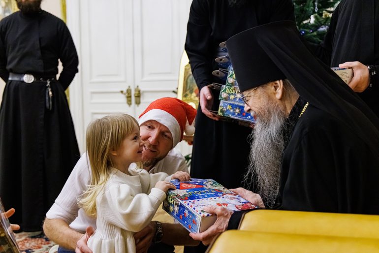 Подросткам важно делиться радостью: ребята из православного клуба прославили рождение Богомладенца Христа