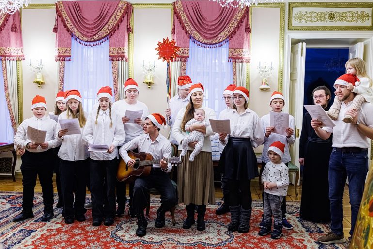 Подросткам важно делиться радостью: ребята из православного клуба прославили рождение Богомладенца Христа