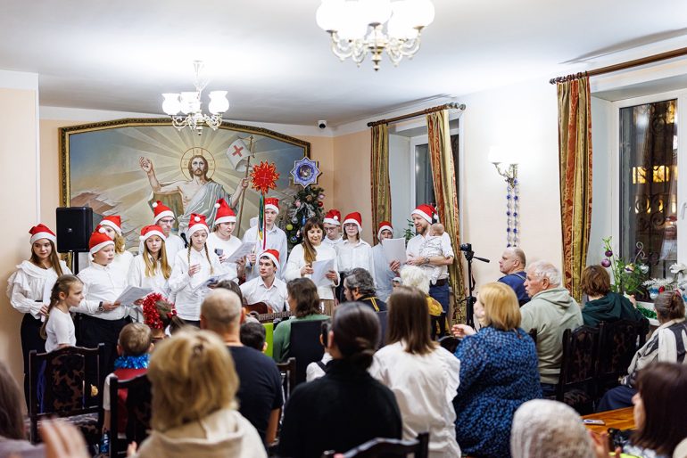 Подросткам важно делиться радостью: ребята из православного клуба прославили рождение Богомладенца Христа