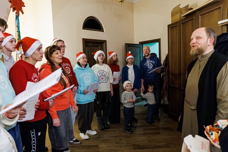 Подросткам важно делиться радостью: ребята из православного клуба прославили рождение Богомладенца Христа