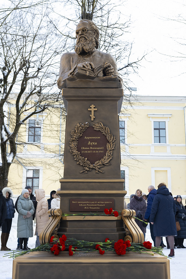 На территории Тверского медуниверситета открыли памятник святителю Луке Крымскому