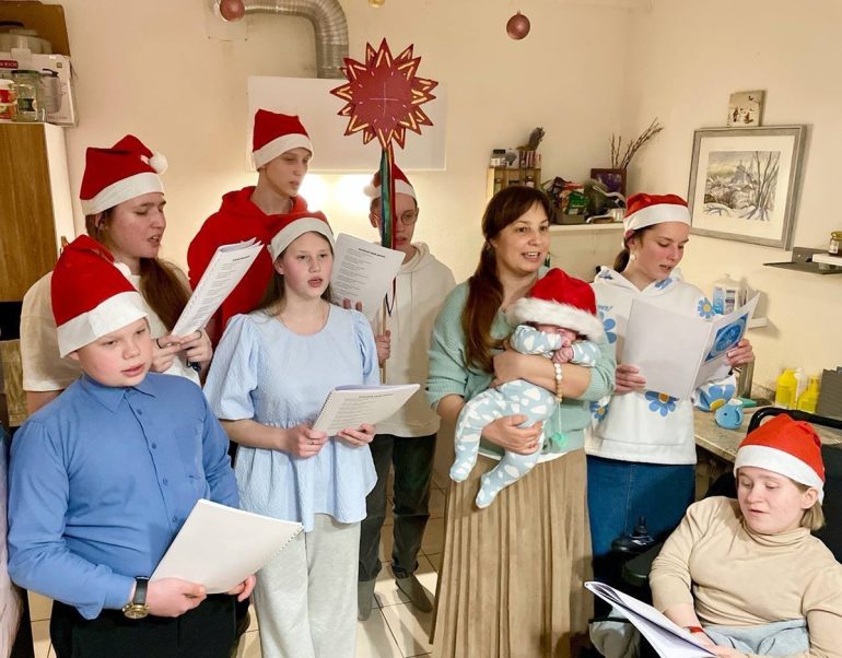 Молодежь из православного клуба при Даниловом монастыре спела колядки для подопечных Домика