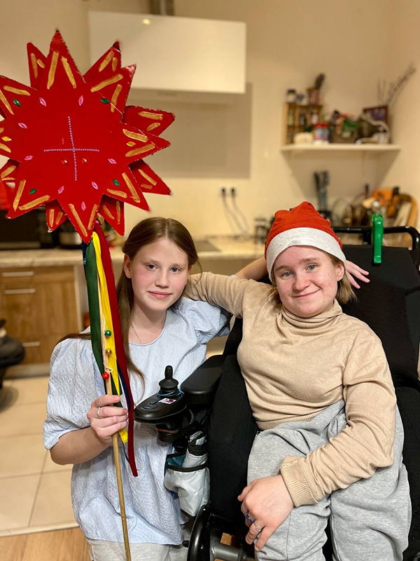 Молодежь из православного клуба при Даниловом монастыре спела колядки для подопечных Домика