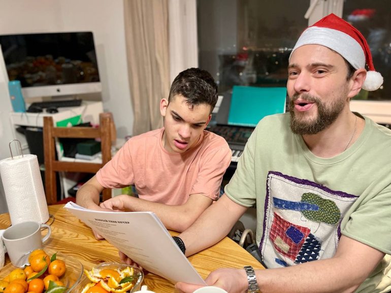 Молодежь из православного клуба при Даниловом монастыре спела колядки для подопечных Домика