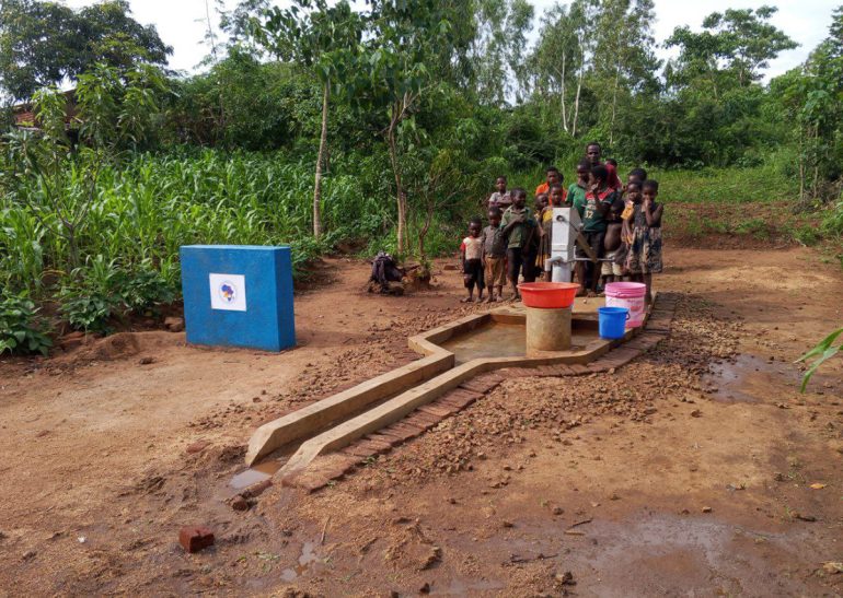 При участии Русской Церкви жители целого округа в Малави получили доступ к питьевой воде