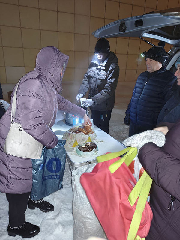 Семинаристы из Африки раздают в морозы горячую пищу бездомным Томска