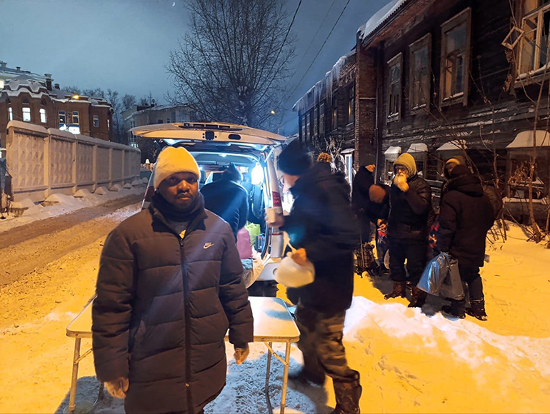 Семинаристы из Африки раздают в морозы горячую пищу бездомным Томска