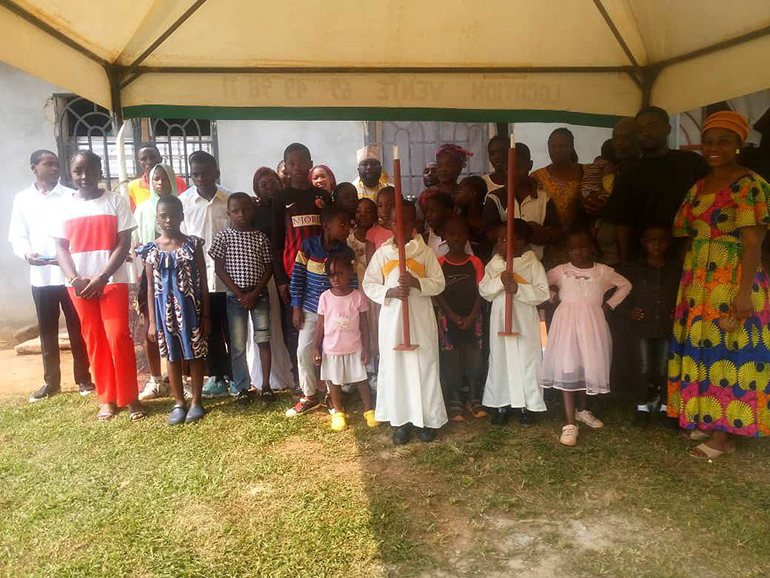 Благодаря новым тентам верующие двух приходов в Кении и Камеруне теперь смогут молиться в любую погоду