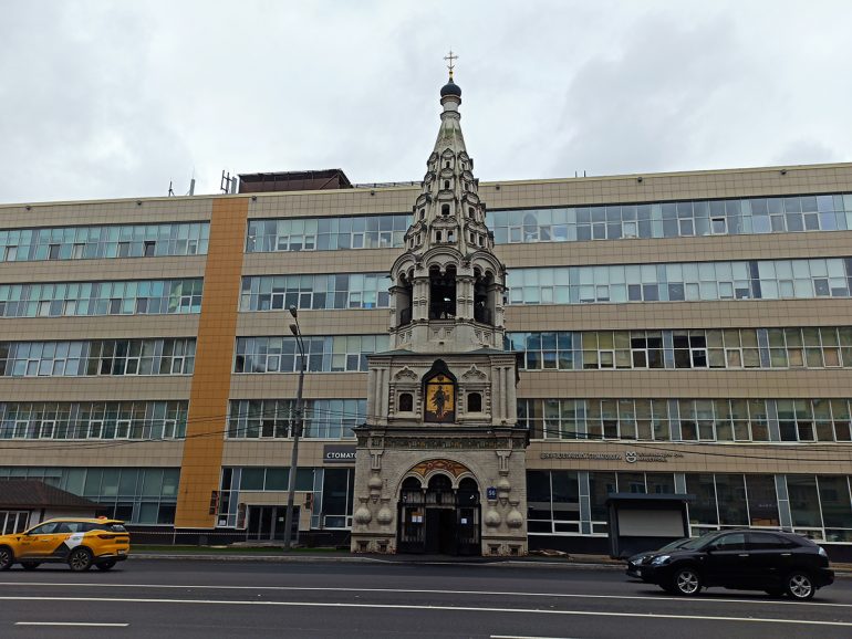 Остатки завода, встроенного в храм в Бутырском районе Москвы, демонтируют к августу 2026 года