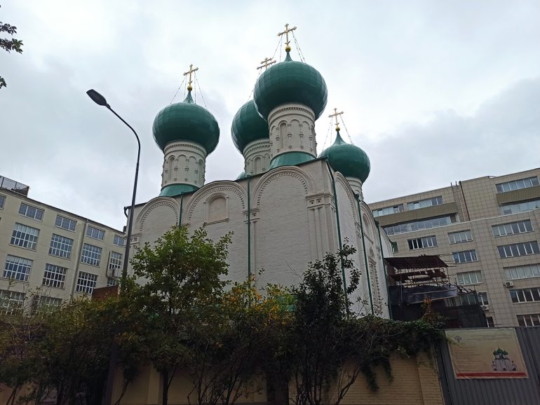 Остатки завода, встроенного в храм в Бутырском районе Москвы, демонтируют к августу 2026 года