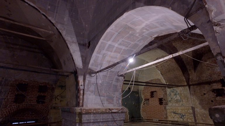 Остатки завода, встроенного в храм в Бутырском районе Москвы, демонтируют к августу 2026 года