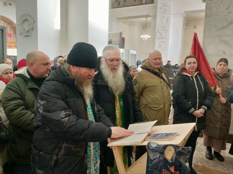 По вокзалам Москвы в 12-й раз прошел крестный ход с молебнами: его участники выразили желание совершать шествие уже дважды в год