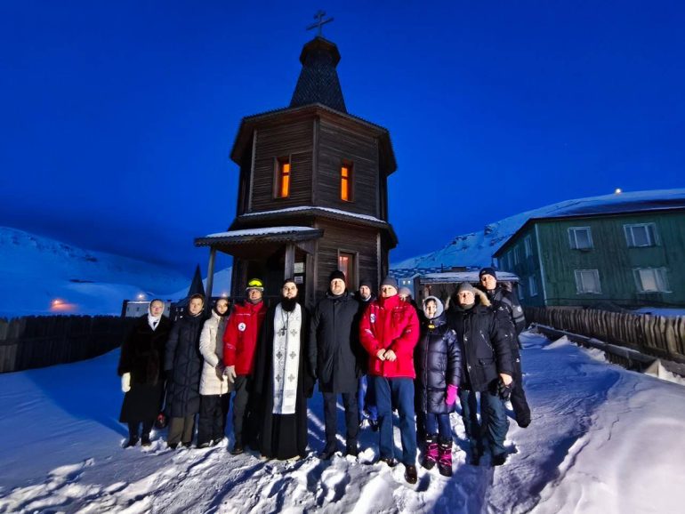 На Шпицбергене помолились об упокоении погибших 30 лет назад в авиакатастрофе