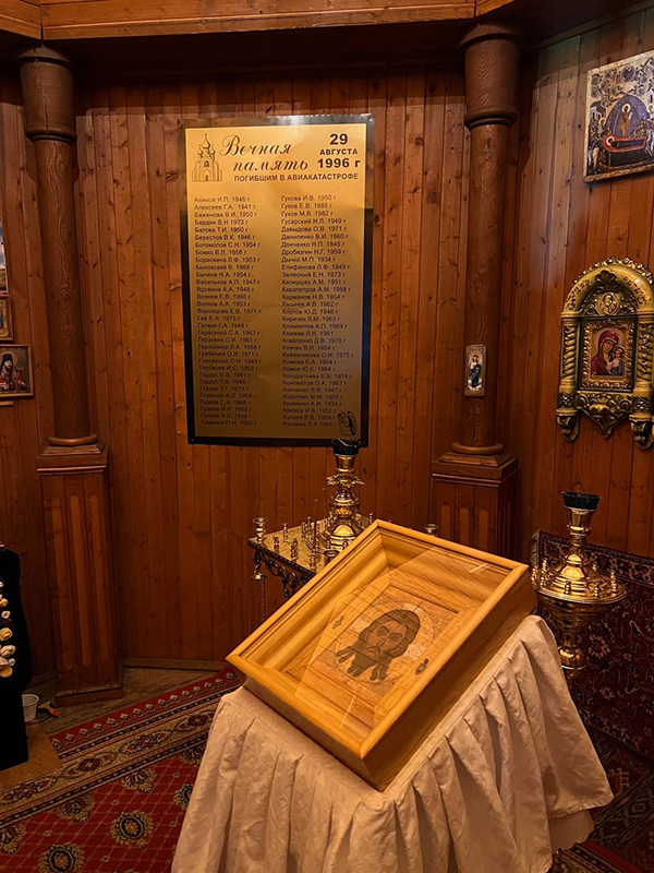 На Шпицбергене помолились об упокоении погибших 30 лет назад в авиакатастрофе