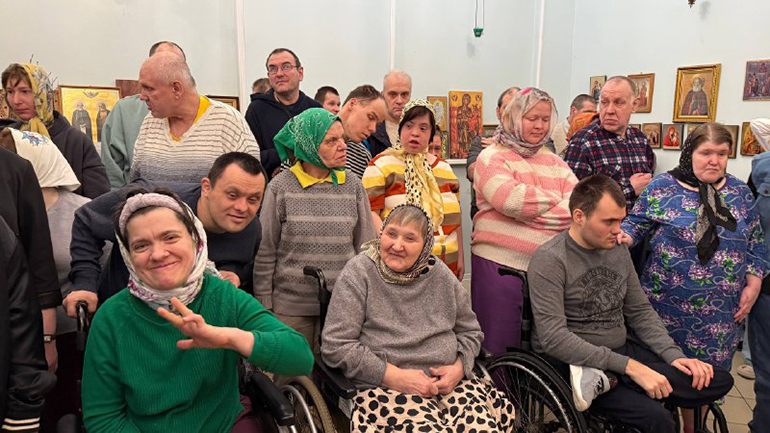 Для подопечных психоневрологического интерната совершили Литургию и устроили встречу с благотворителями