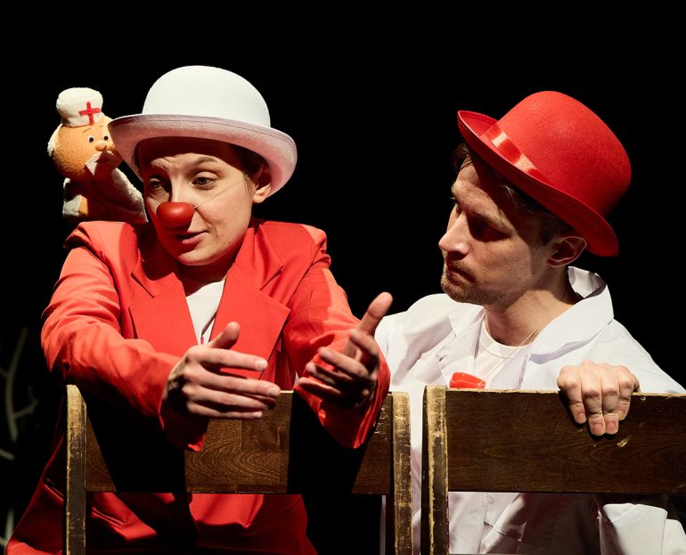 «Друг всегда рядом»: исполнился год уникальному спектаклю о клоунах, которые не дают грустить пациентам больниц