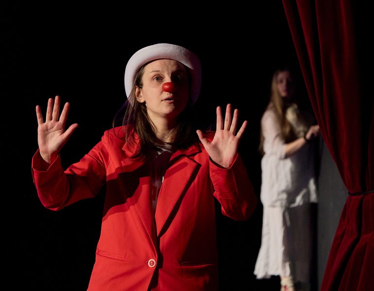 «Друг всегда рядом»: исполнился год уникальному спектаклю о клоунах, которые не дают грустить пациентам больниц