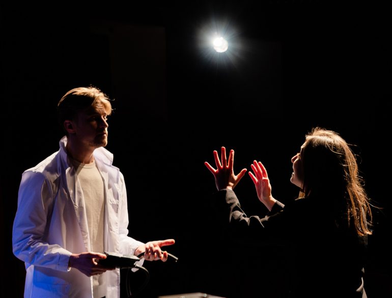 «Друг всегда рядом»: исполнился год уникальному спектаклю о клоунах, которые не дают грустить пациентам больниц