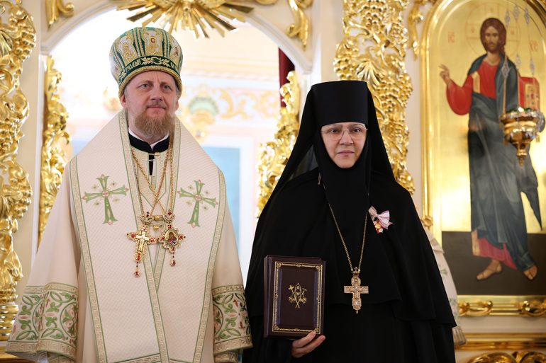 Настоятельницу Николо-Сольбинского монастыря удостоили Патриаршей награды за развитие социального служения и церковно-общественную деятельность