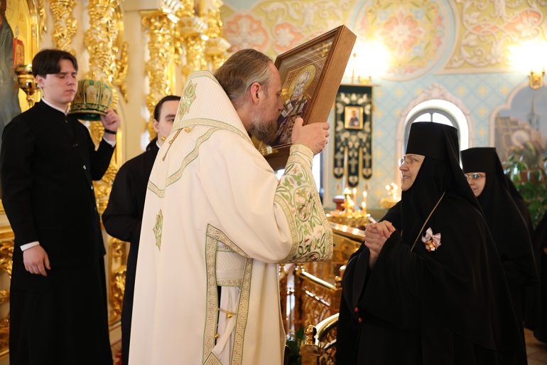 Настоятельницу Николо-Сольбинского монастыря удостоили Патриаршей награды за развитие социального служения и церковно-общественную деятельность