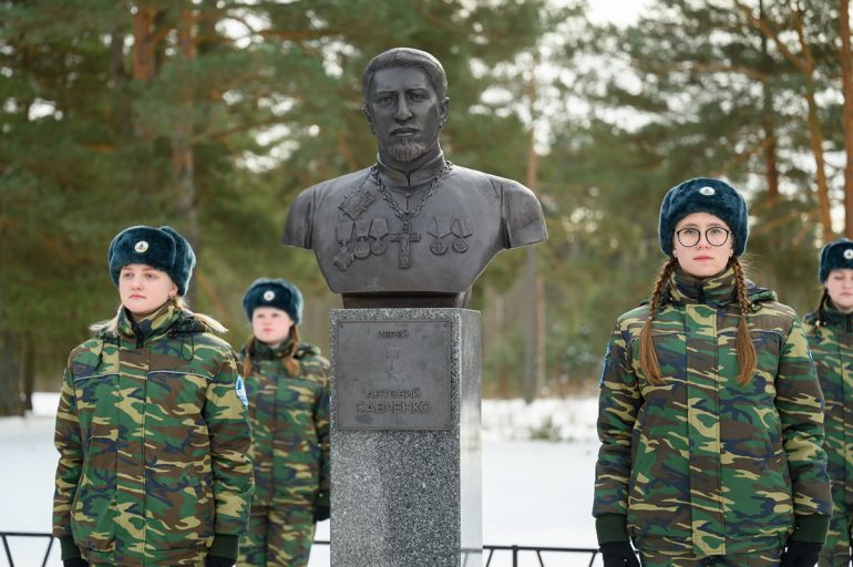 Памятник погибшему в зоне конфликта военному священнику Антонию Савченко освятили в Пскове
