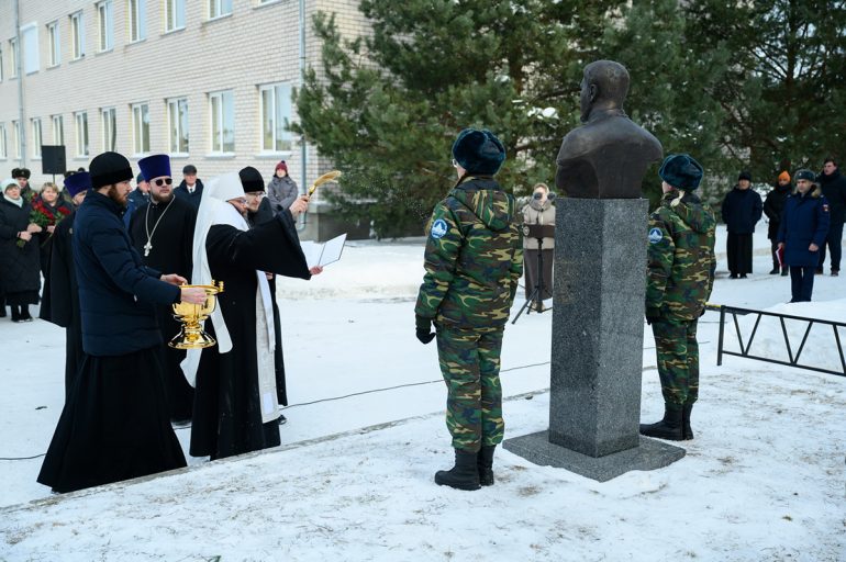Памятник погибшему в зоне конфликта военному священнику Антонию Савченко освятили в Пскове