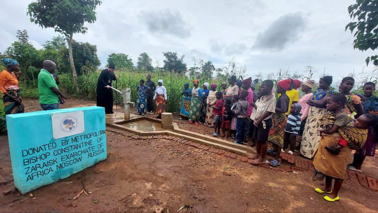 Патриарший экзарх Африки освятил скважину с питьевой водой для жителей селения в Малави
