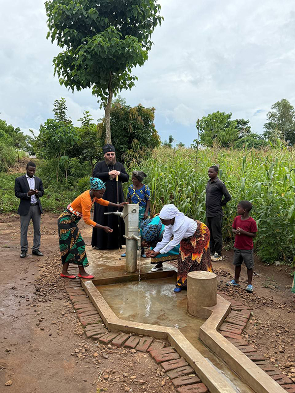 Патриарший экзарх Африки освятил скважину с питьевой водой для жителей селения в Малави