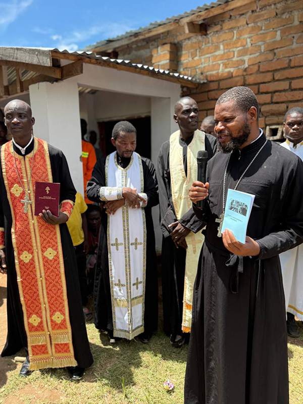 Раздача православных молитвословов на национальном языке вызвала ажиотаж среди малавийцев
