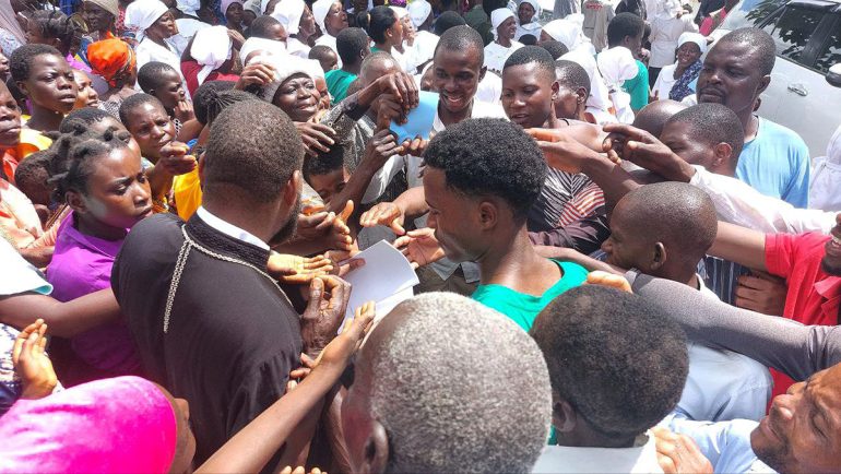 Раздача православных молитвословов на национальном языке вызвала ажиотаж среди малавийцев