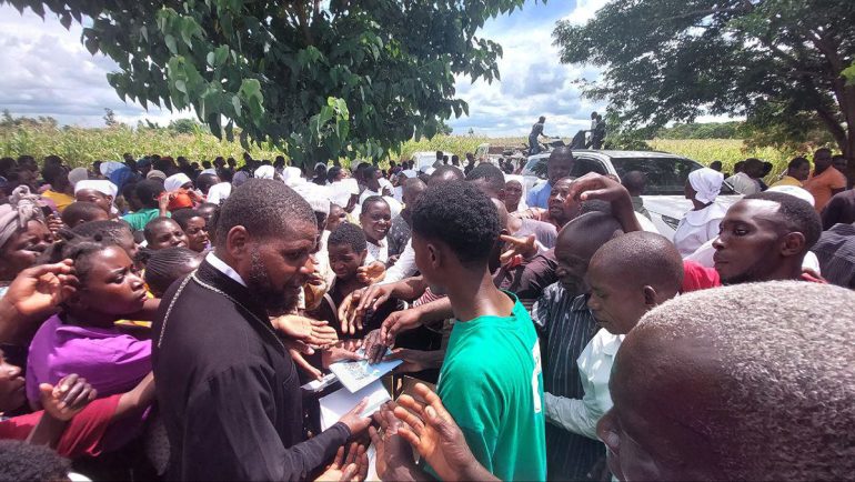 Раздача православных молитвословов на национальном языке вызвала ажиотаж среди малавийцев