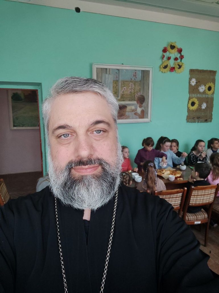 «Самое тяжёлое — это не впасть в оцепенение». Рассказ священника из прифронтовой зоны