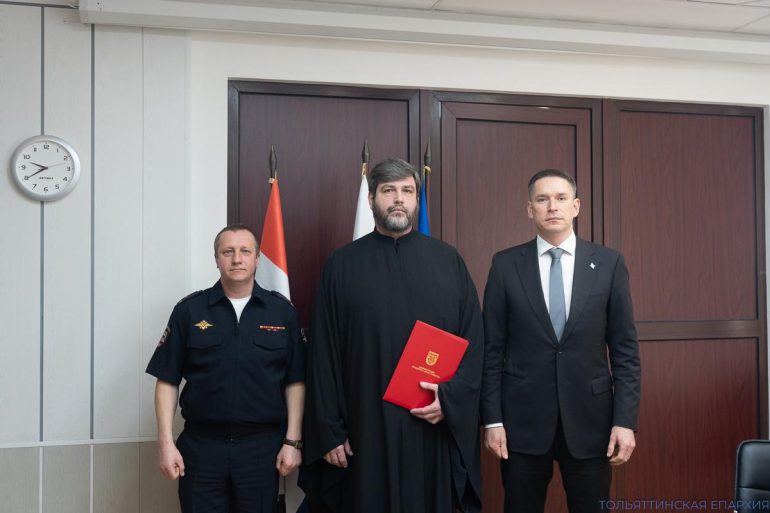 В Тольятти наградили протодиакона, который спас замерзавшего в снегу мальчика