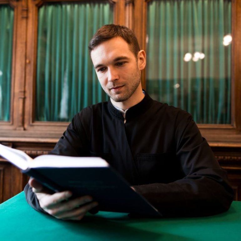 «Стало больно от того, что все это время я работал на дьявола». История семинариста