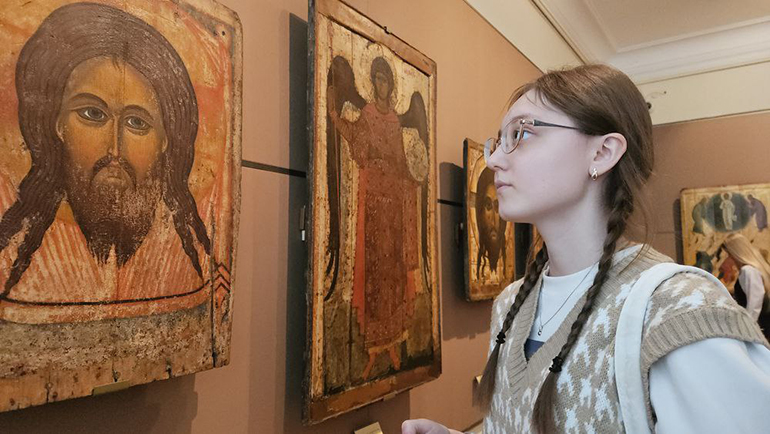 Студентки православного колледжа из Ярославской области увидели в Москве шедевры Третьяковской галереи и посетили вышивальную мастерскую