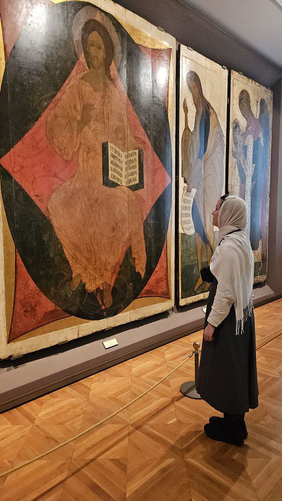 Студентки православного колледжа из Ярославской области увидели в Москве шедевры Третьяковской галереи и посетили вышивальную мастерскую