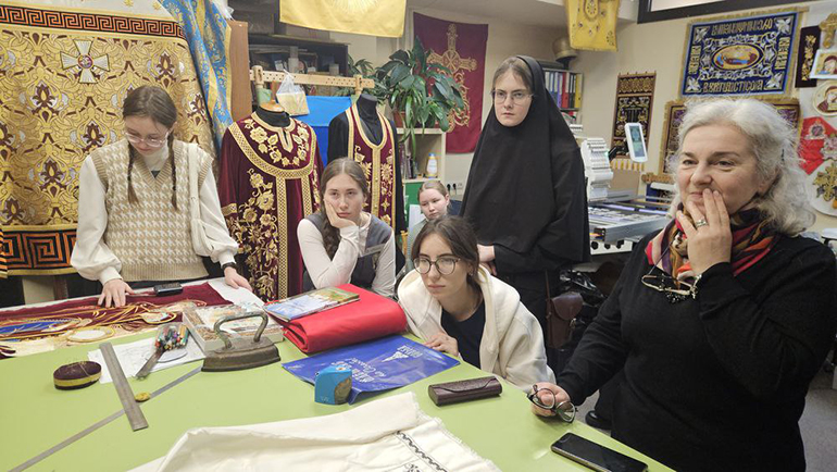 Студентки православного колледжа из Ярославской области увидели в Москве шедевры Третьяковской галереи и посетили вышивальную мастерскую