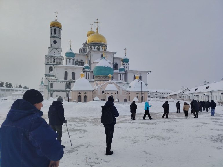 Подопечные приюта «Теплый прием» познакомились со святынями Ново-Иерусалимского монастыря