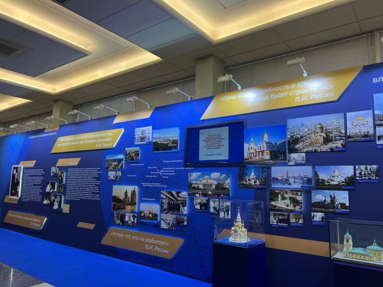 На выставке в Госдуме России показывают фотографии новых храмов Москвы