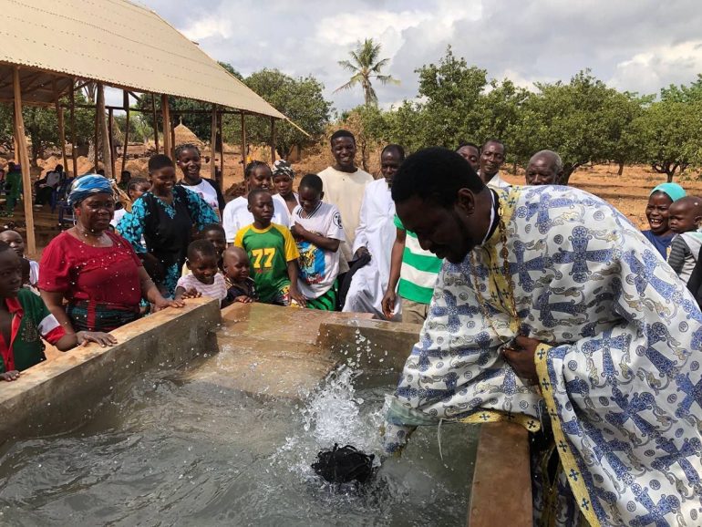 На русском приходе в Нигерии в православие крестили 42 человека