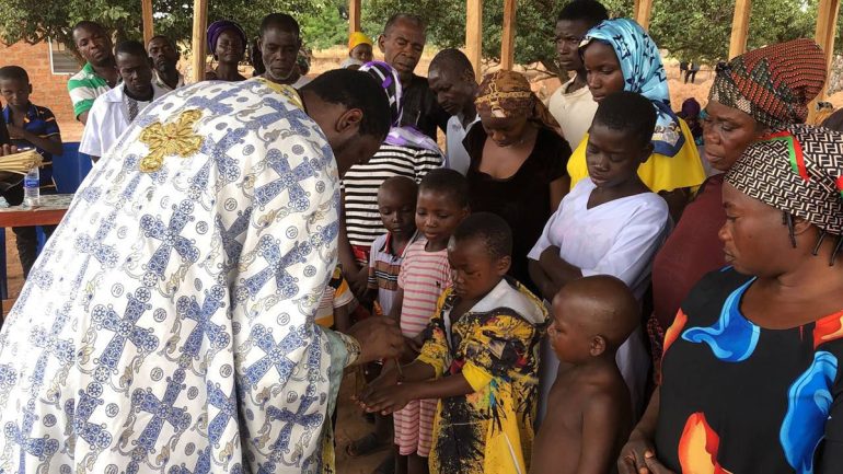 На русском приходе в Нигерии в православие крестили 42 человека