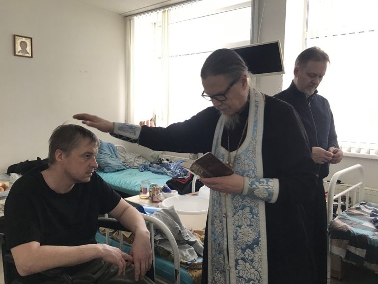 Подопечный приюта для бездомных «Теплый прием» принял Таинство Крещения